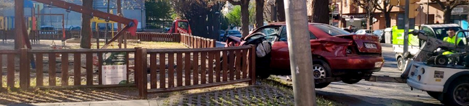 Un conductor drogat encasta el cotxe en un parc infantil de Lleida quan fugia de la Urbana