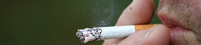 Entra en vigor la prohibició de fumar al carrer sense distància de seguretat