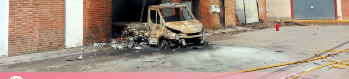 Un incendi crema una nau de lloguer de mobles a Alcoletge i afecta les dues del costat
