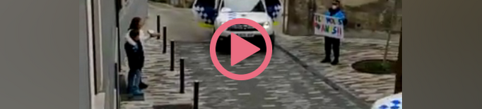 ⏯️ #VÍDEO | Policia de la Seu d'Urgell felicita l'aniversari a dos infants des del cotxe patrulla