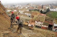 Dos barreres se sumen a les malles per evitar caiguda de roques a Aitona