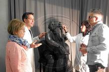 Últims detalls a l'escultura de Pau Casals