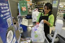Una llei prohibirà a tots els establiments donar bosses de plàstic gratuïtes als clients