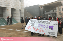 ⏯️ Una vintena de persones es concentren a Lleida en suport a l'activista acusada d'un delicte d'odi en el marc del 8M