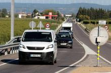 Vehicles circulant per l'N-240 en sentit Lleida, al terme municipal de Torregrossa