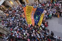 Centenars de persones omplen la plaça Paeria reclamant a Ros poder votar