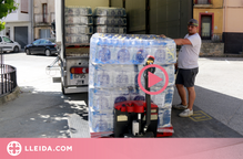 ⏯️ Reparteixen aigua embotellada davant la prohibició de consumir la de l'aixeta a les Garrigues