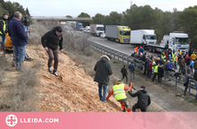 Els Mossos impedeixen el pas dels tractors per tallar l'AP-2 a Soses i els pagesos hi accedeixen a peu