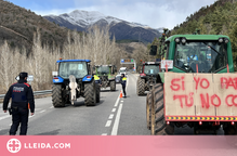 ⏯️ Una desena de tractors tallen l'N-230 a l'Alta Ribagorça per fer sentir el malestar del sector