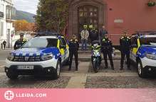 Dos nous vehicles policials i una motocicleta amb el logotip de la imatge europea a la Seu d'Urgell