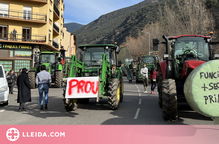 Una vintena de tractors talla la C-13 al seu pas per Sort per sumar-se a les protestes del sector agrari