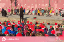 Els alumnes de Tàrrega acomiaden el trimestre amb una cantada de nadales al centre de la ciutat