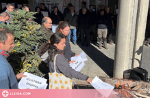 ⏯️ Uns 50 pagesos cremen papers davant l'oficina comarcal d'Acció Climàtica a la Seu d'Urgell