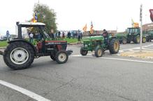 Centenars de tractors paralitzen la circulació a tot el territori en suport a la vaga general