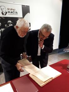 L'alcalde de les Borges Blanques, Enric Mir, i Joan Bellmunt consultant el llibre 'La Població de Catalunya de 1936'