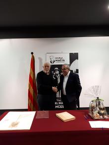 Donació de Joan Bellmunt a l’Espai Macià de les Borges Blanques amb l'alcalde, Enric Mir.