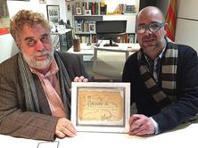 Joan Ramon Veny i Josep Segura analitzant el dibuix inèdit de Màrius Torres localitzat a l'Espai Macià.
