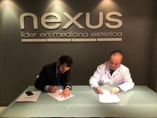 Moment de la signatura amb el Dr. Pinós, fundador i director mèdic de Nexus; i Aleix Serrahíma, director de desenvolupament de negoci de Veritas Interncontinental