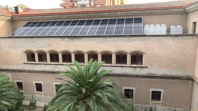 Instal·len plaques solars a l'edifici del Bisbat de Lleida per l'autoconsum