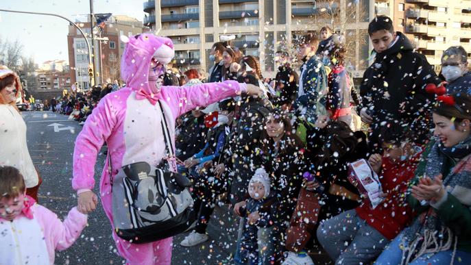 ⏯️ Les disfresses, el confeti i la disbauxa tornen a omplir la Gran Rua de Carnaval de Lleida