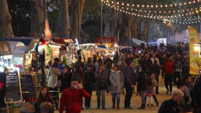 Dotze mil persones passen pel festival de ‘food trucks’