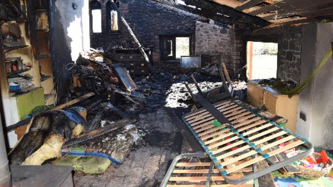Un foc en una xemeneia destrueix un habitatge a Ribera d’Urgellet