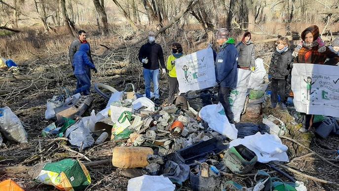 ⏯️ Voluntaris retiren més de 1.500 quilos de residus del pantà d'Oliana