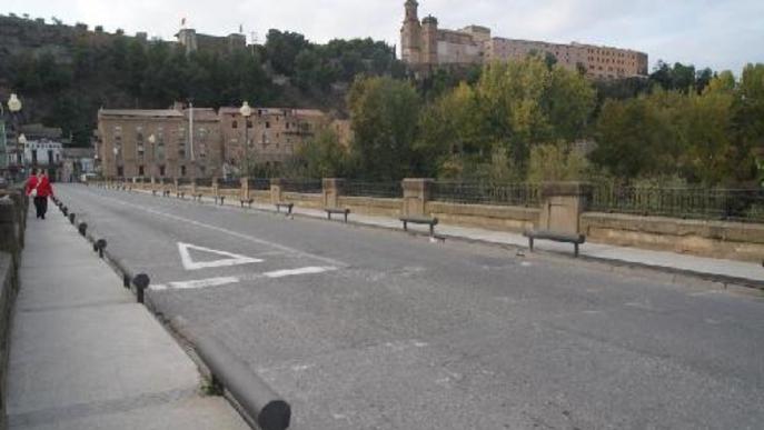 Balaguer canvia els pilons del pont de Sant Miquel per barreres de seguretat