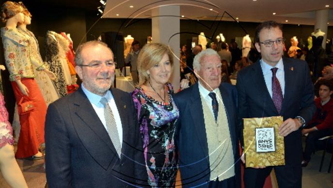 50 anys de Vestits de Paper a Mollerussa reunits en un llibre