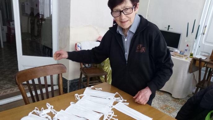 Voluntàries confeccionen mascaretes per a la gent gran de Torà