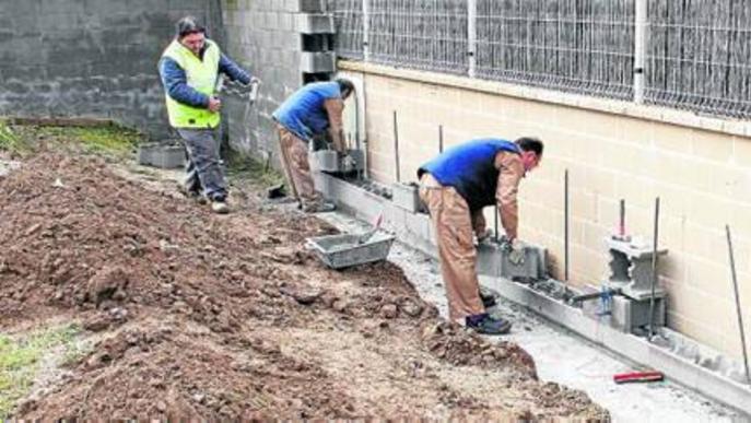Tàrrega dóna feina a sis aturats en obres en equipaments municipals