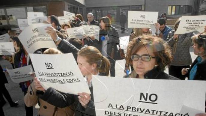 'Sortegen' el Registre Civil per denunciar-ne la privatització
