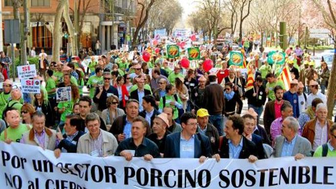 Dos mil persones clamen a Madrid contra la retallada a les plantes de purins