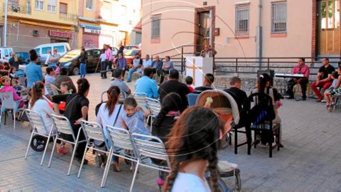 Missa gitana "per la convivència" al barri de la Mariola en ple carrer