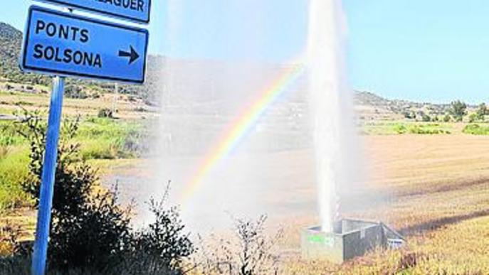 Una rebentada provoca una fuga d'aigua 'd'altura' al Segarra-Garrigues