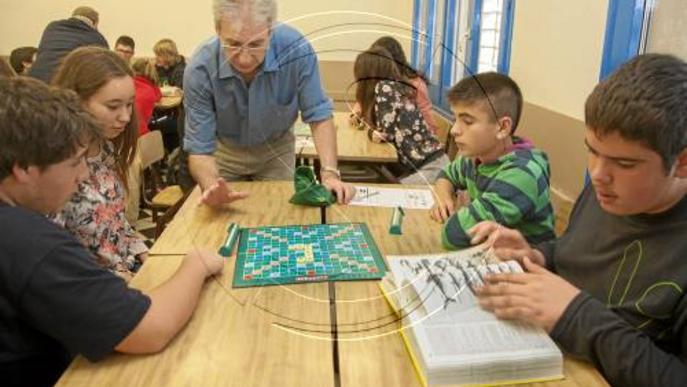 Tres-cents estudiants de l'Urgell aprenen català jugant a l'Scrabble