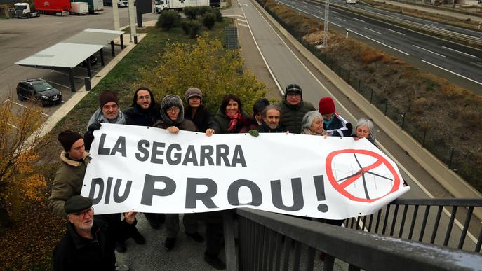 Pengen pancartes a l'A-2 en contra de la instal·lació de tres parcs eòlics a la Segarra