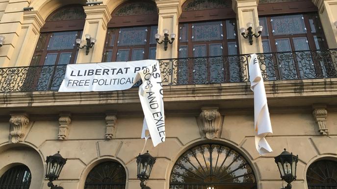 Arrenquen la pancarta de la Paeria en suport als polítics presos