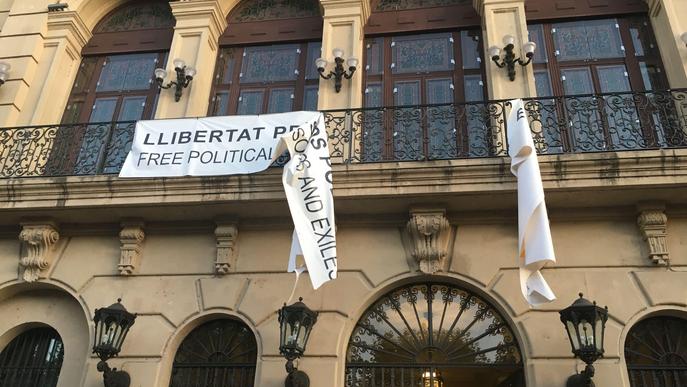 Identificats i denunciats tres ciutadans per arrencar la pancarta de la Paeria en suport als polítics presos