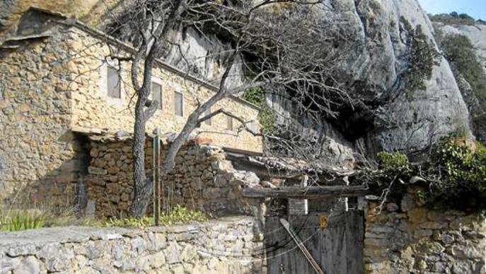 Sandro Rosell obre una casa rural en una cova del Montsec a Àger