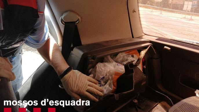 Detingut un veí de Balaguer que amagava dues bosses de marihuana al maleter