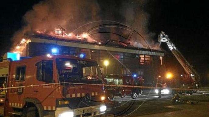 Un edifici és pastura de les flames a Esterri d'Àneu