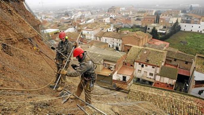 Dos barreres se sumen a les malles per evitar caiguda de roques a Aitona