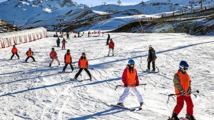 Escolars omplen les pistes de Lleida a l'espera de més neu a partir de demà