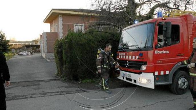 Dos intoxicats per un incendi en una llar de foc a la Bordeta