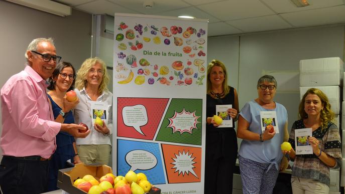 El CatSalut i l’AECC de Lleida incentiven el consum de fruita en l’entorn laboral