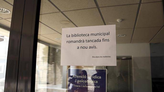 Cartell informatiu sobre el tancament preventiu de la Biblioteca Municipal de Castellserà pel cas de coronavirus