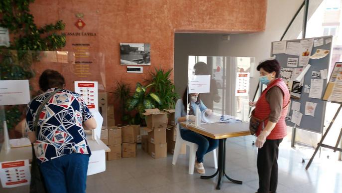 Més de 6.000 mascaretes i 800 litres de gel hidroalcohòlic pels veïns i veïnes de Rosselló