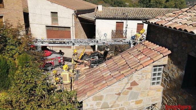 Els Bombers sufoquen l'incendi d'una casa a Palau de Noguera