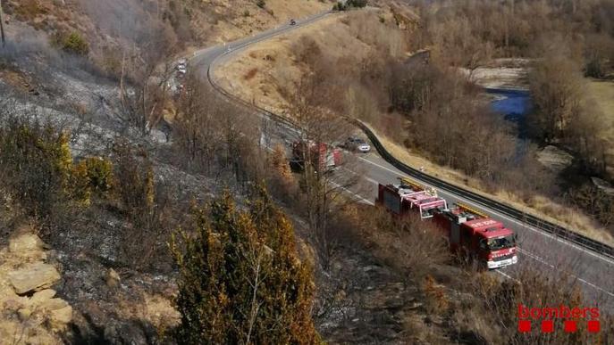Dos incendis de vegetació cremen més de 5 hectàrees a la Segarra i la Cerdanya